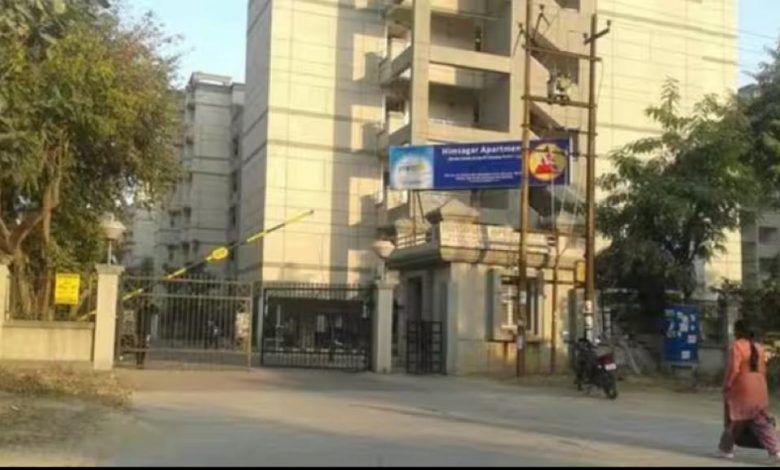 "Greater Noida Society Bans Nighties and Lungis, Fashion Police Stir Up a Storm!" 1 222