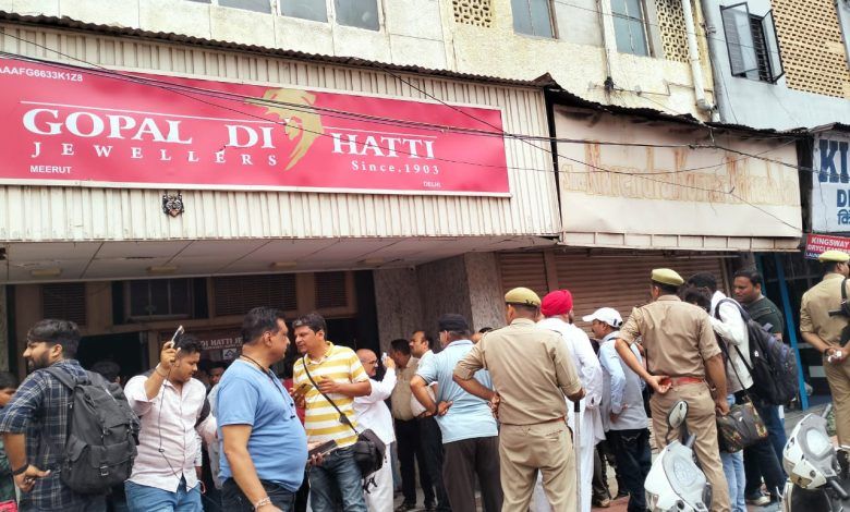 Brazen Daylight Robbery at Gopal Di Hatti Jewellers Shakes Meerut 1 111 14