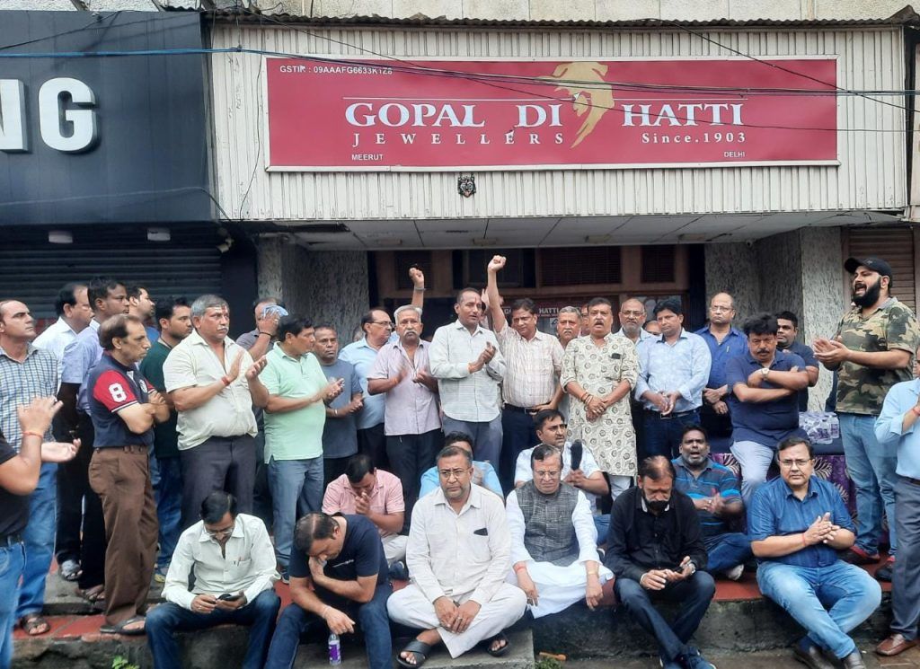 Swift Police Action: Two Suspects Apprehended within 24 Hours in Robbery Case at Begum Pul Jewelry Store, Meerut 3 111 24