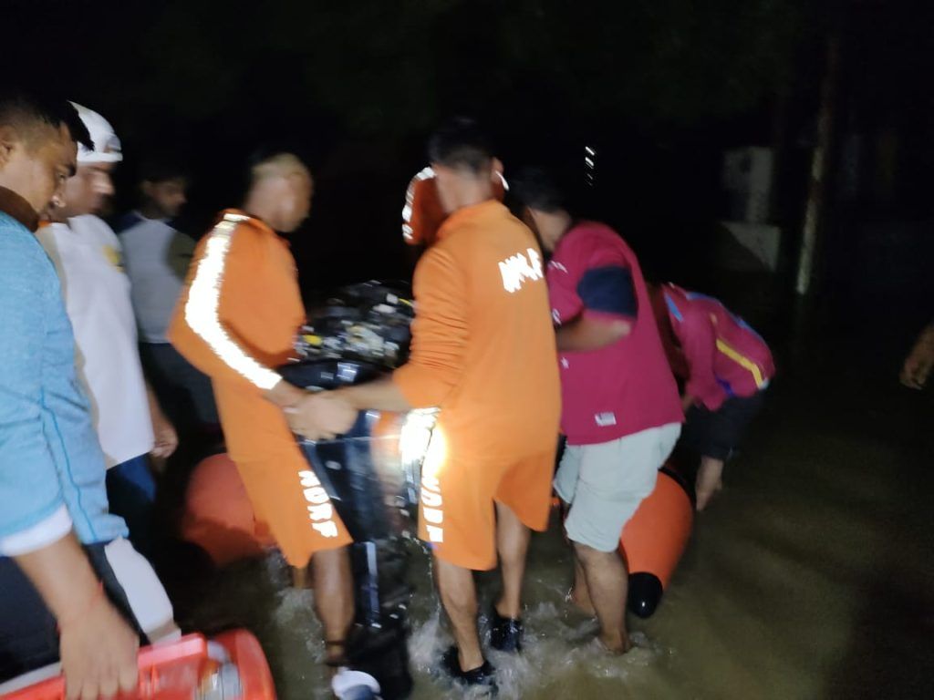 Rescue Operation by NDRF Underway in Tronica City Loni: People Trapped in 8-10 Feet of Water 3 111 27
