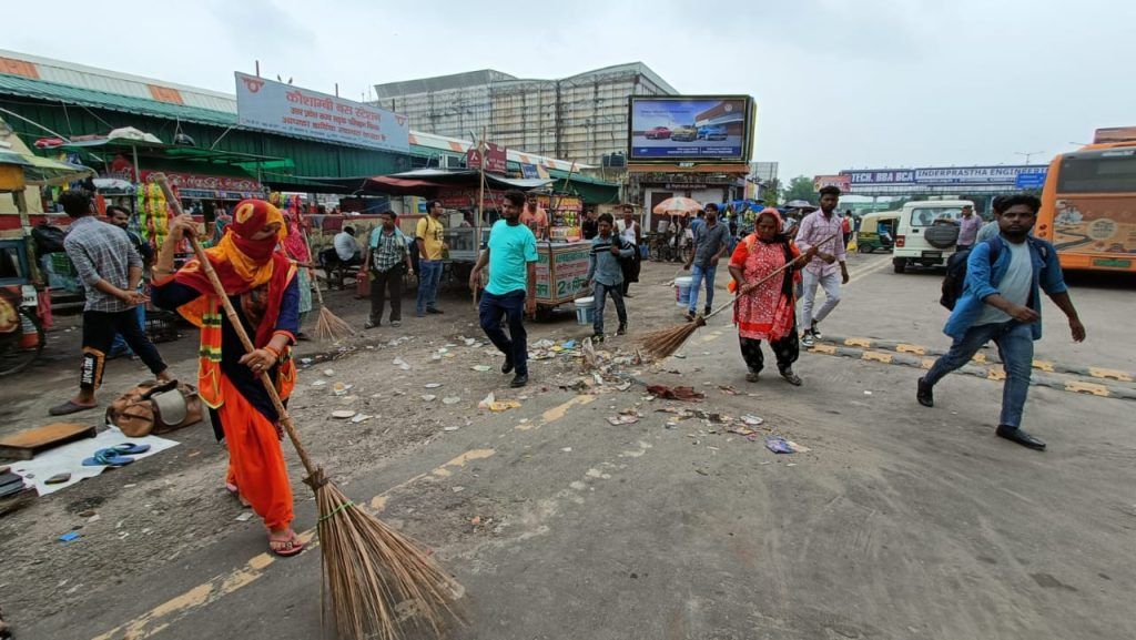 मोहन नगर से दिलशाद गार्डन एवं कौशाम्बी से मोहन नगर तक सभी कांवड़ शिविर में महापौर सुनीता दयाल ने पार्षदो संग किया निरीक्षण 4 111 31