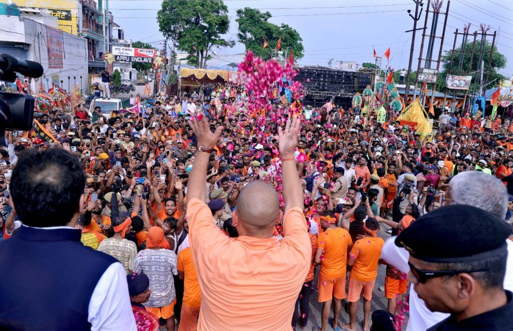 Chief Minister Embraces Spiritual Harmony: Kanwariyas Showered with Flowers on Delhi-Roorkee Highway 6 111 47