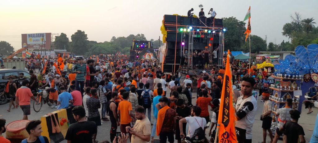 Chief Minister Embraces Spiritual Harmony: Kanwariyas Showered with Flowers on Delhi-Roorkee Highway 12 111 48