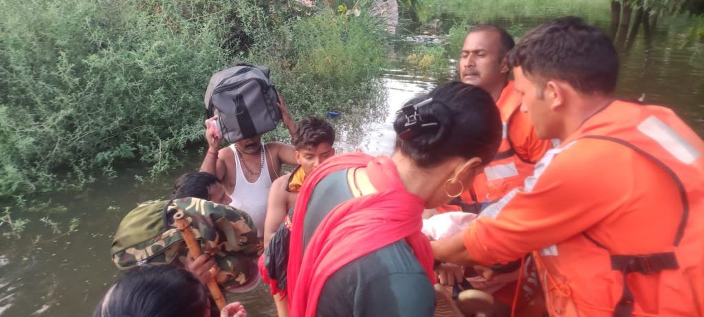 Flash Floods Ravage Ghaziabad: NDRF Conducts Evacuations 3 111 59