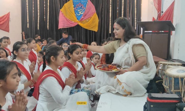 शिवांगी संगीत महाविद्यालय में "गुरु पूर्णिमा" पर्व का आयोजन 1 111 6