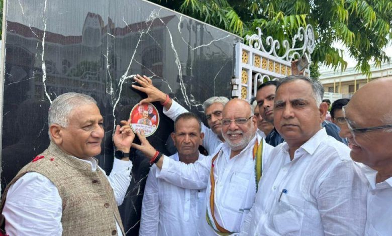 जनसंपर्क से जनसमर्थन' कार्यक्रम के माध्यम से अपने संसदीय क्षेत्र गाजियाबाद में जनरल डॉ. वीके सिंह ने किया संपर्क 1 111