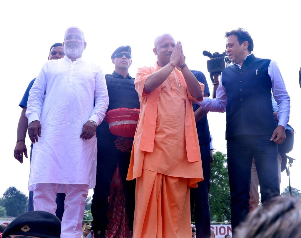 Chief Minister Embraces Spiritual Harmony: Kanwariyas Showered with Flowers on Delhi-Roorkee Highway 7 112 26