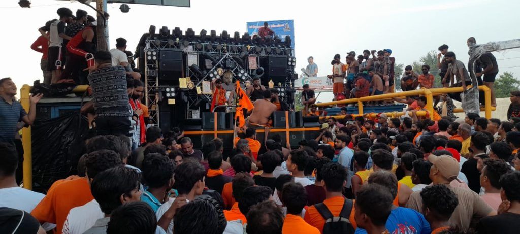 Chief Minister Embraces Spiritual Harmony: Kanwariyas Showered with Flowers on Delhi-Roorkee Highway 13 112 27