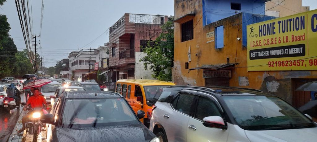 Torrential Morning Rain Triggers Chaos on Meerut Roads: Severe Traffic Jam Leaves Parents Stranded 3 112 42