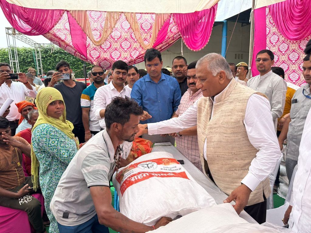 हिंडन नदी की बाढ़ से प्रभावित क्षेत्रवासियों से मिले "जनरल डॉ. वी.के. सिंह" राहत व बचाव कार्यों का लिया जायजा 3 112 45
