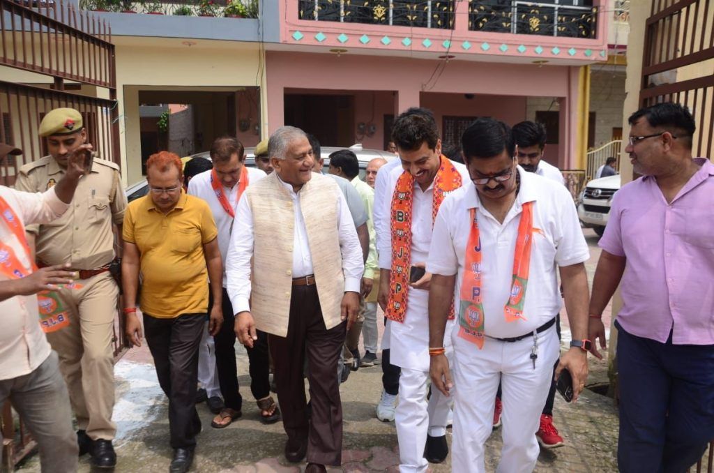 मुरादनगर विधानसभा में "मन की बात" कार्यक्रम व जनसमस्याओं को सुनने के लिए जनता के बीच रहे केन्द्रीय मंत्री जनरल डॉक्टर वी.के. सिंह 3 112 47