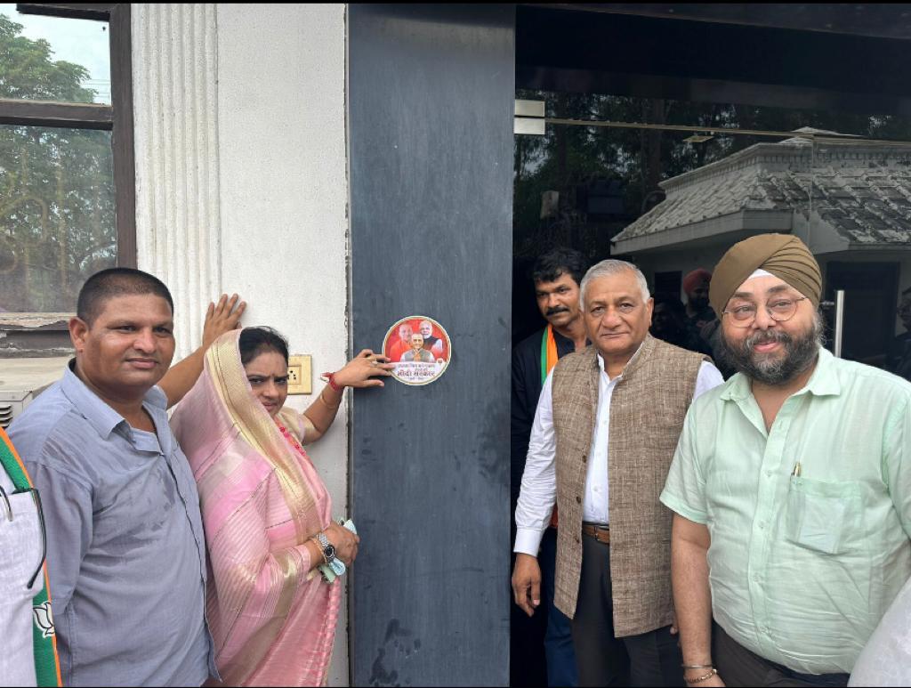 जनसंपर्क से जनसमर्थन' कार्यक्रम के माध्यम से अपने संसदीय क्षेत्र गाजियाबाद में जनरल डॉ. वीके सिंह ने किया संपर्क 3 112