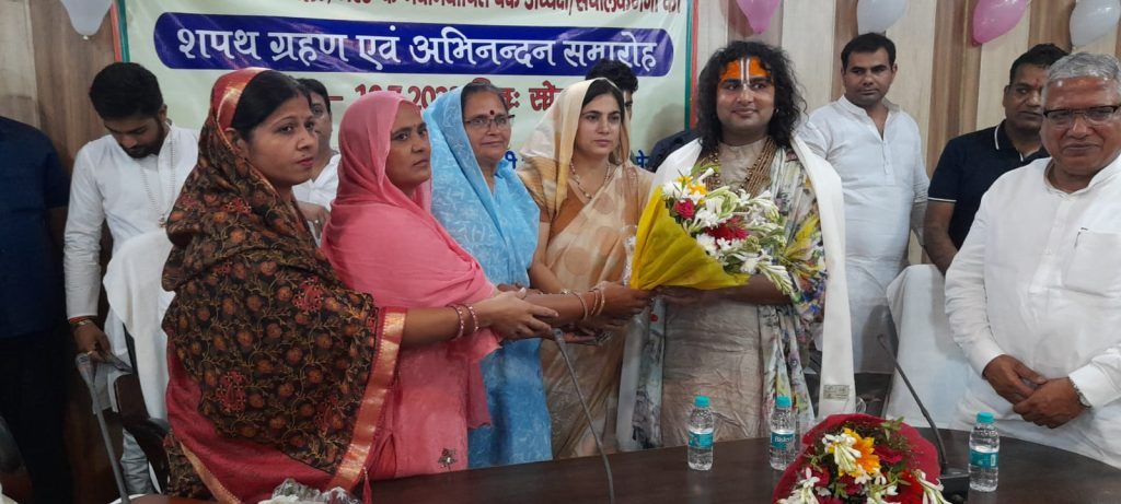 जिला सहकारी बैंक मेरठ- बागपत के नवनिर्वाचित सभापति/संचालकगणों के शपथ ग्रहण एवं अभिनंदन समारोह में पूज्य अनिरुद्ध आचार्य जी महाराज की गरिमामयी उपस्थिति 4 113 10