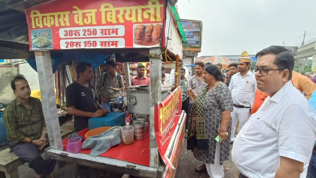 मोहन नगर से दिलशाद गार्डन एवं कौशाम्बी से मोहन नगर तक सभी कांवड़ शिविर में महापौर सुनीता दयाल ने पार्षदो संग किया निरीक्षण 6 113 12