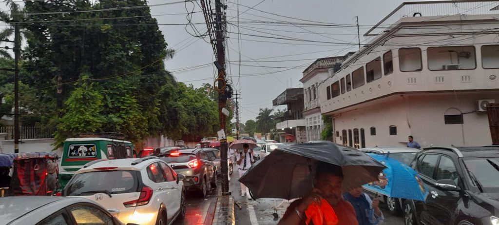 Torrential Morning Rain Triggers Chaos on Meerut Roads: Severe Traffic Jam Leaves Parents Stranded 4 113 33