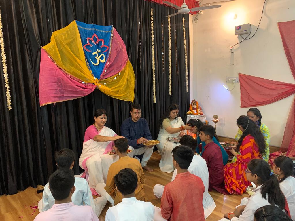 शिवांगी संगीत महाविद्यालय में "गुरु पूर्णिमा" पर्व का आयोजन 4 113 4