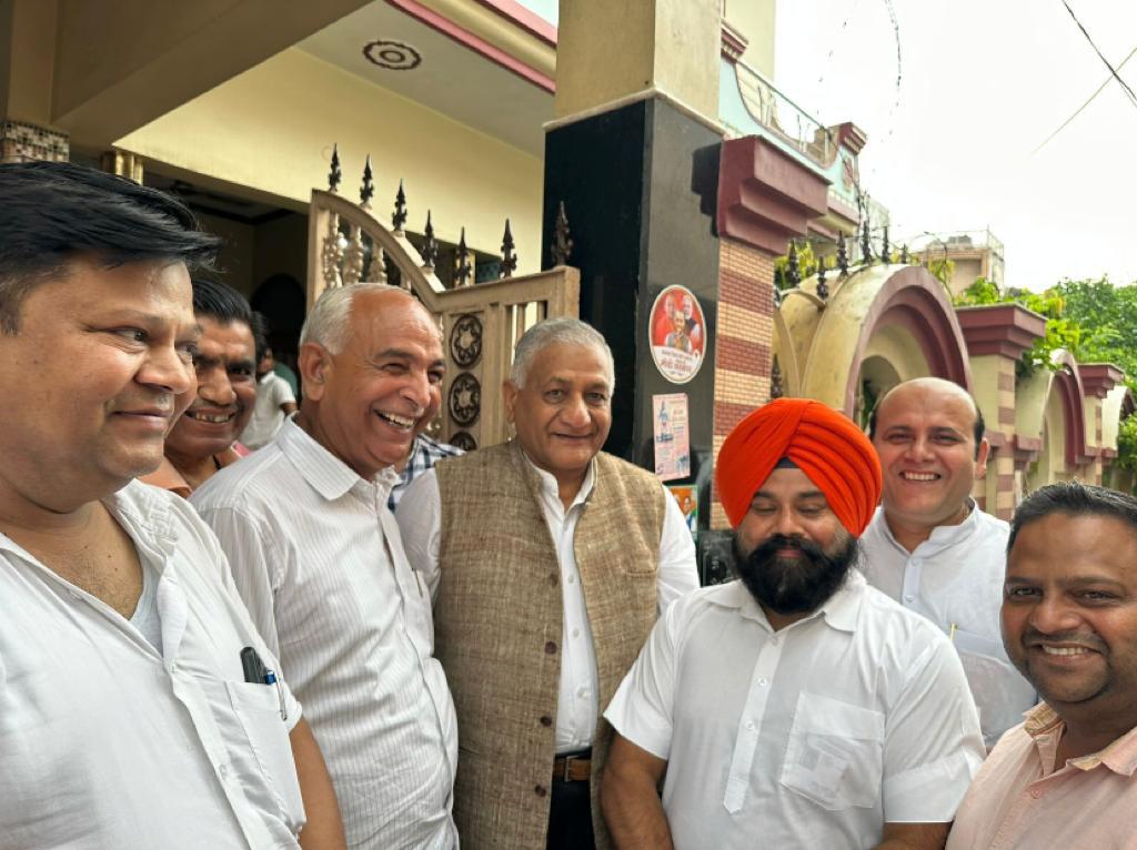 जनसंपर्क से जनसमर्थन' कार्यक्रम के माध्यम से अपने संसदीय क्षेत्र गाजियाबाद में जनरल डॉ. वीके सिंह ने किया संपर्क 4 113