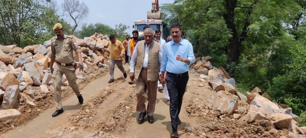 लोनी के बाढ़ग्रस्त इलाकों में क्षेत्रवासियों को ना हो किसी भी तरह की समस्या - जनरल डॉक्टर विजय कुमार सिंह 4 114 21
