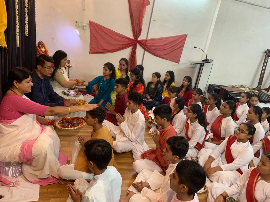शिवांगी संगीत महाविद्यालय में "गुरु पूर्णिमा" पर्व का आयोजन 5 114 3