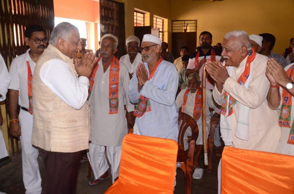 मुरादनगर विधानसभा में "मन की बात" कार्यक्रम व जनसमस्याओं को सुनने के लिए जनता के बीच रहे केन्द्रीय मंत्री जनरल डॉक्टर वी.के. सिंह 5 114 33