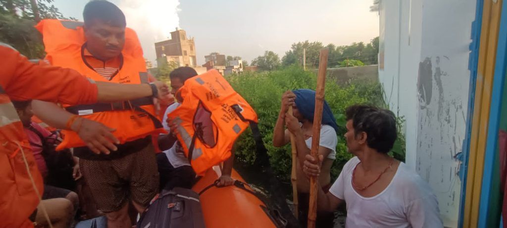 Flash Floods Ravage Ghaziabad: NDRF Conducts Evacuations 5 115 13