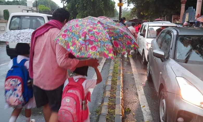 Torrential Morning Rain Triggers Chaos on Meerut Roads: Severe Traffic Jam Leaves Parents Stranded 1 115 17