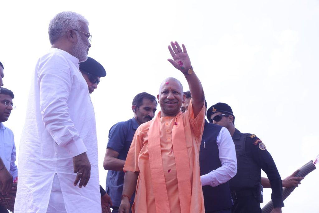 Chief Minister Embraces Spiritual Harmony: Kanwariyas Showered with Flowers on Delhi-Roorkee Highway 10 115 6