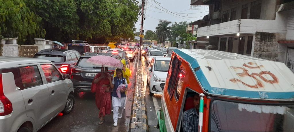 Torrential Morning Rain Triggers Chaos on Meerut Roads: Severe Traffic Jam Leaves Parents Stranded 8 117 5