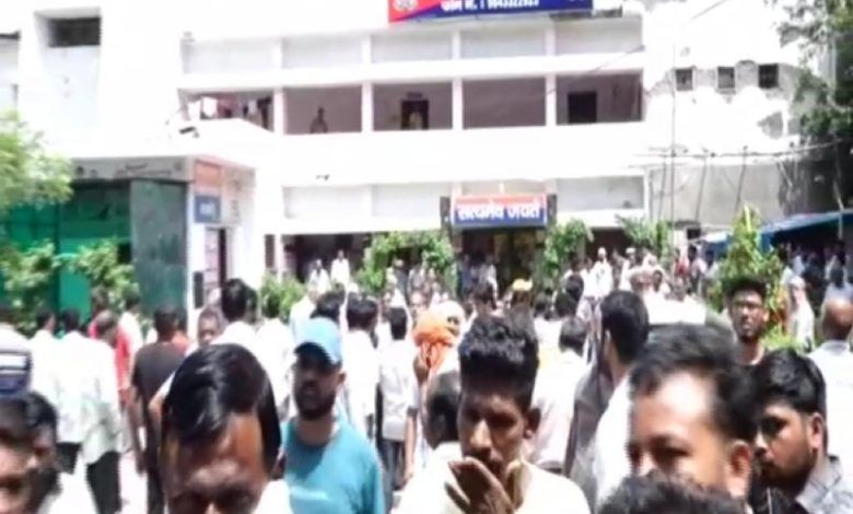 दीक्षित पाल मामले में परिजनों का प्रदर्शन: खुलासे की मांग में थाने का घेराव, पुलिस पर जांच ढिलाई के आरोप 1 111 115