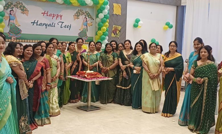 प्रतीक ग्रैंड सिटी, सिद्धार्थ विहार: हरियाली तीज के महोत्सव में महिलाओं ने उत्साह से जश्न मनाया 1 111 126