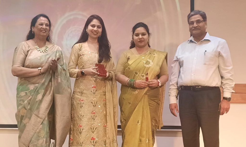 मेवाड़ इंस्टीट्यूट वसुंधरा में तीज महोत्सव आयोजित ; शशि बनीं तीज क्वीन 2 111 131