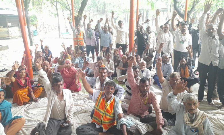 उद्यान विभाग में कार्यरत अस्थायी मालियों का कार्य बहिष्कार दूसरे दिन भी जारी 1 111 145