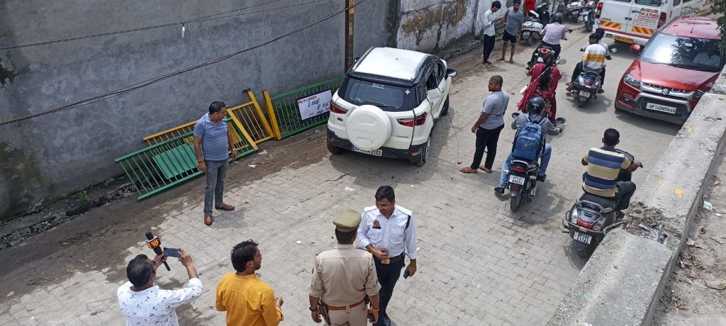 Uncontrolled Car Crashes Near New Ghaziabad Flyover; Driver Injured 3 111 150