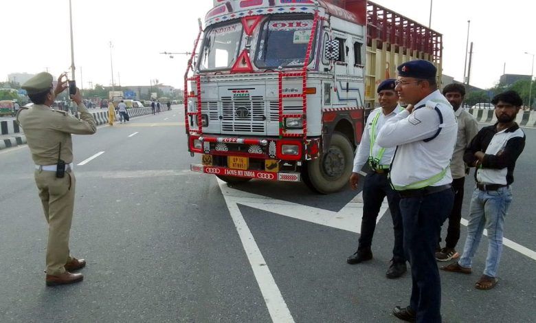 दिल्ली-मेरठ एक्सप्रेस-वे पर सिलेंडर से भरा ट्रक करीब 4 किलोमीटर तक उल्टी दिशा में दौड़ा 1 111 182