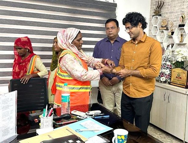 महिला सफाई मित्रों ने नगर आयुक्त को बांधी राखी, मनाया रक्षाबंधन का त्यौहार 1 111 184
