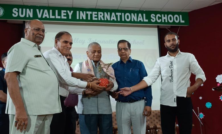 सांसद डॉ. विजय कुमार सिंह 'मेरी माटी मेरा देश' कार्यक्रम के मुख्य अतिथि के रूप में सन वैली इंटरनेशनल स्कूल में उपस्थित 1 111 76