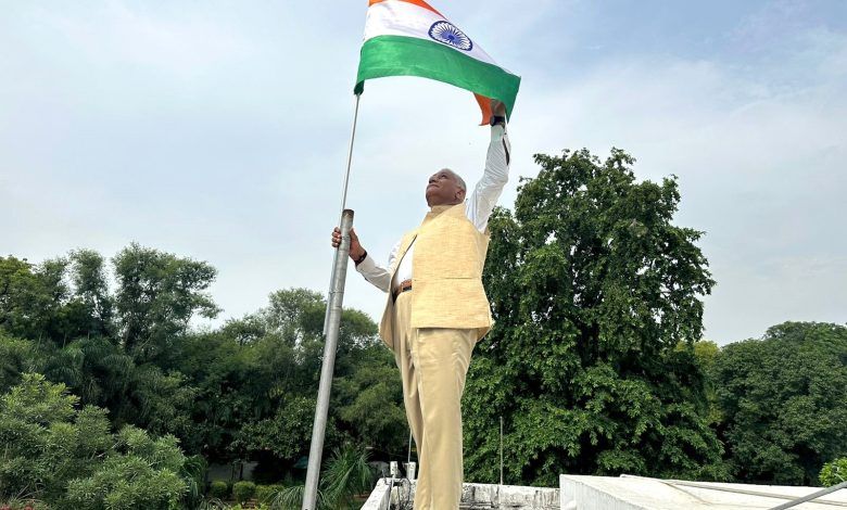 सांसद डॉ. विजय कुमार सिंह ने 'हर घर तिरंगा' अभियान की शुरुआत की, अपने आवास पर लगाया तिरंगा 1 111 89