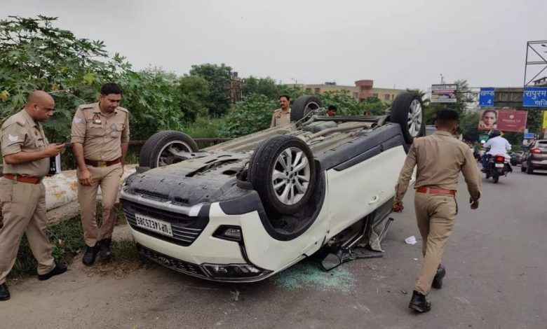 कार की टक्कर से एसयूवी पलटी, बच्चे सहित दो लोगों को आई चोटें 1 111 95