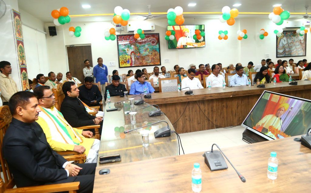 राज्यमंत्री स्वतंत्र प्रभार नरेन्द्र कुमार कश्यप के नेतृत्व में मुख्यमंत्री योगी आदित्यनाथ का सजीव प्रसारण कार्यक्रम सम्पन्न 2 111 99