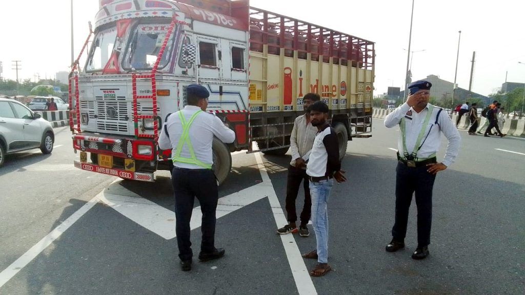 दिल्ली-मेरठ एक्सप्रेस-वे पर सिलेंडर से भरा ट्रक करीब 4 किलोमीटर तक उल्टी दिशा में दौड़ा 4 112 106