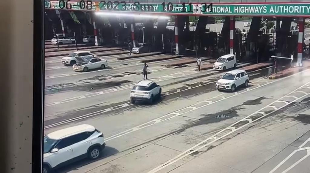 Dramatic Incident Unfolds at NH-9 Pilkhua Toll Plaza as Car Breaks Gate and Confrontation Ensues with Toll Attendant 3 112 18