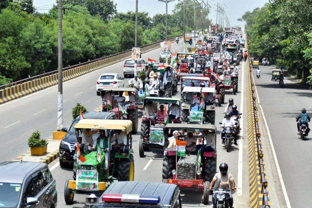भारतीय किसान यूनियन (भाकियू) की भव्य ट्रैक्टर तिरंगा यात्रा 2 112 34