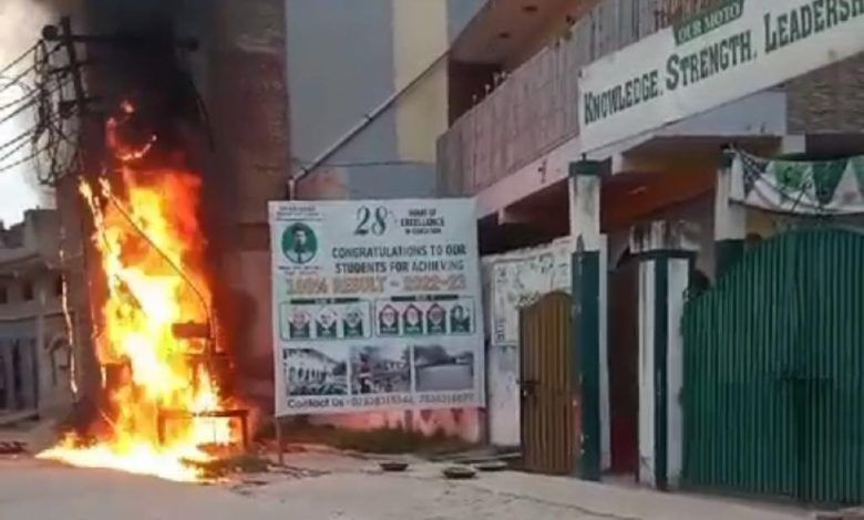 Fire Breaks Out Near Nida Inter College in Ghaziabad's Thana Masoori Area 1 112 40
