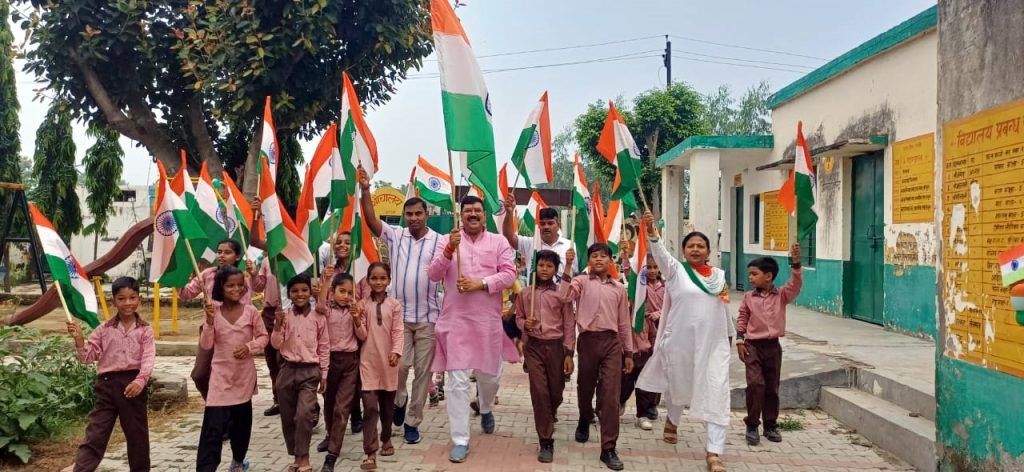 मेरी माटी मेरा देश अभियान के अंतर्गत शिलालेख का हुआ उद्घाटन: प्राथमिक विद्यालय अमीरपुर गढ़ी में निकाली गई तिरंगा रैली 4 112 49