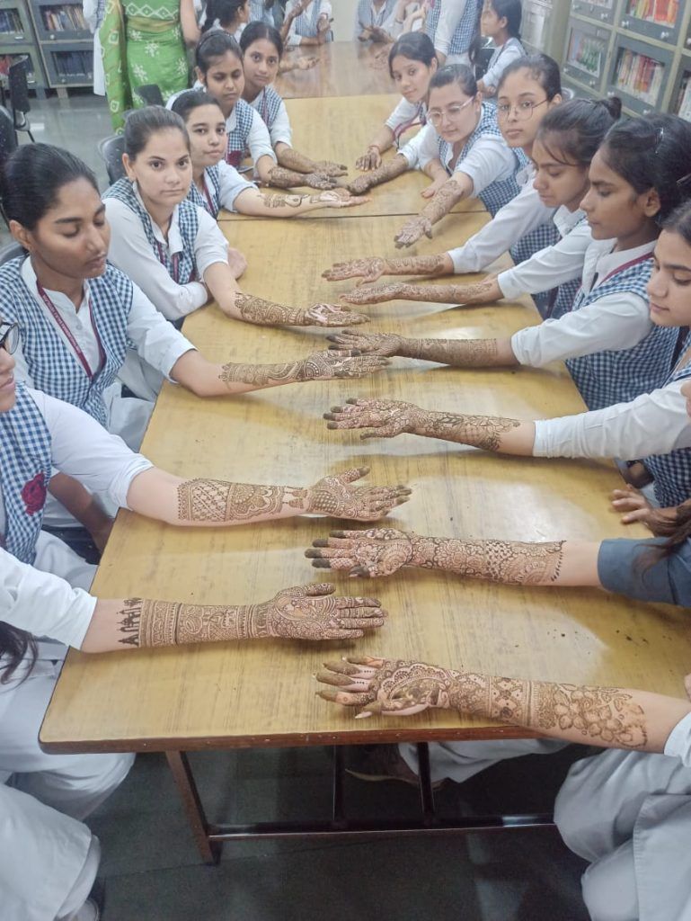 श्री ठाकुरद्वारा बालिका विद्यालय में हरियाली तीज के रंग: छात्राओं ने धूमधाम से मनाया उत्सव 4 112 64