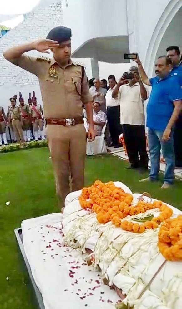लोकतंत्र सेनानी नंदकिशोर को राजकीय सम्मान के साथ दी अंतिम विदाई 3 113 38