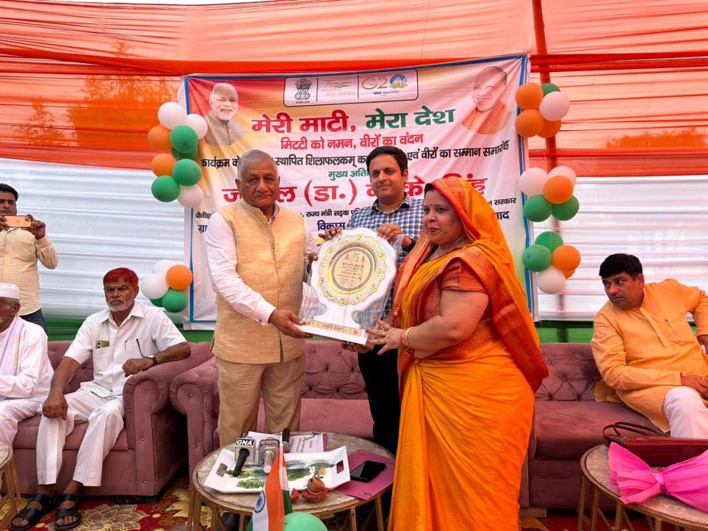 सांसद डॉ. विजय कुमार सिंह ने 'हर घर तिरंगा' अभियान की शुरुआत की, अपने आवास पर लगाया तिरंगा 5 114 12
