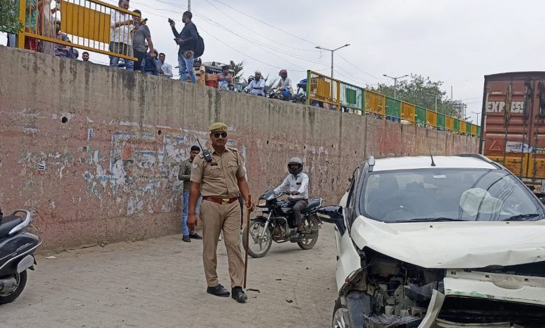 Uncontrolled Car Crashes Near New Ghaziabad Flyover; Driver Injured 1 114 23