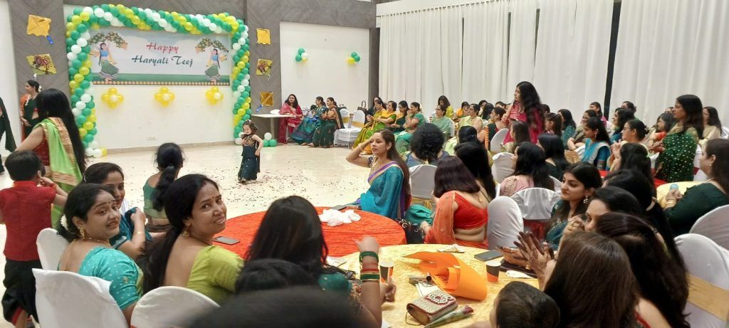 प्रतीक ग्रैंड सिटी, सिद्धार्थ विहार: हरियाली तीज के महोत्सव में महिलाओं ने उत्साह से जश्न मनाया 6 115 7