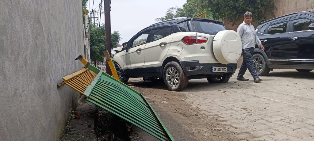 Uncontrolled Car Crashes Near New Ghaziabad Flyover; Driver Injured 6 116 3